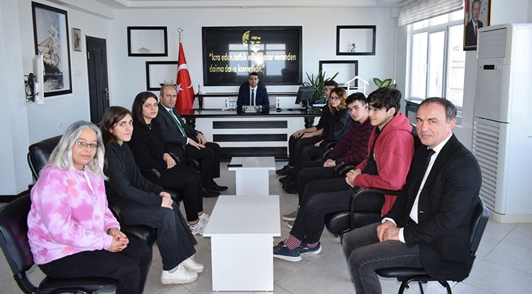 Başarılı öğrencilerden kaymakama ziyaret