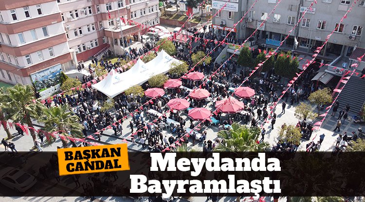 Başkan Candal vatandaşlarla ilçe meydanında bayramlaştı