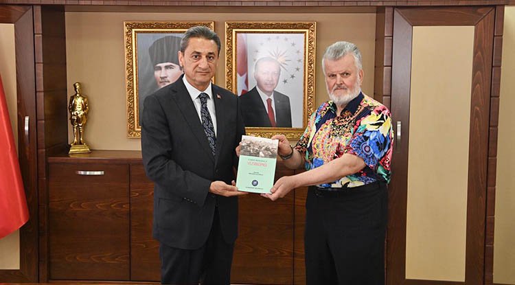 Başkan Edis'ten Vali Karaömeroğlu'na tarihi kitap