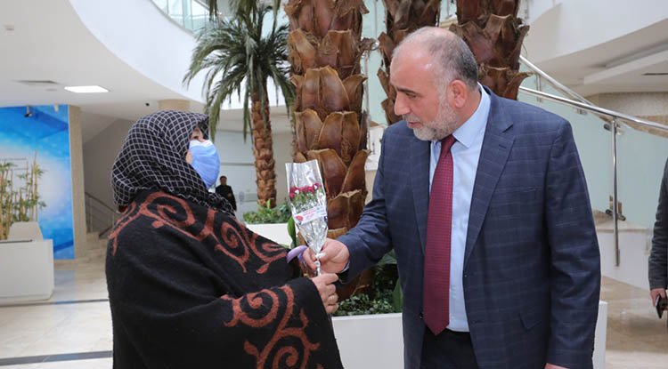 Başkan Sandıkçı'dan kadınlara anlamlı kutlama