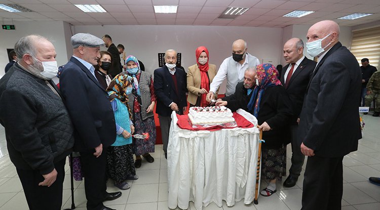 Başkan Sandıkçı'dan yaşlılara ziyaret