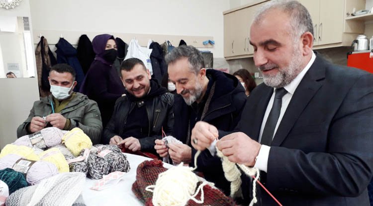 Başkan Sandıkçı gençlerle örgü ördü