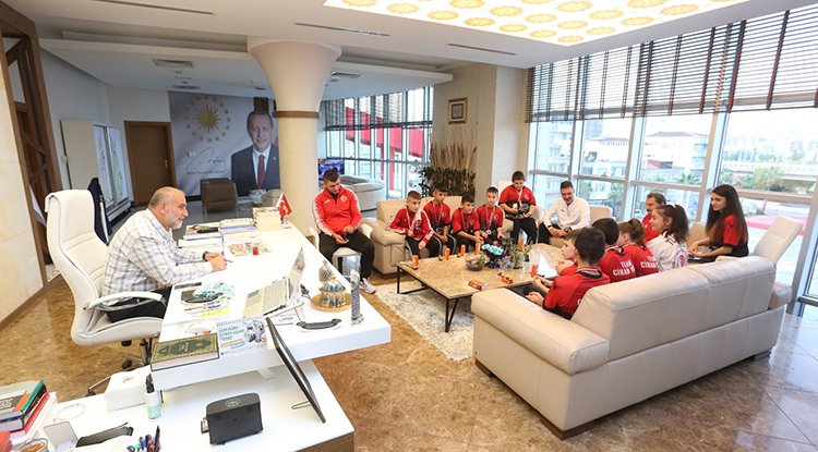 Başkan Sandıkçı şampiyon sporcuları ağırladı