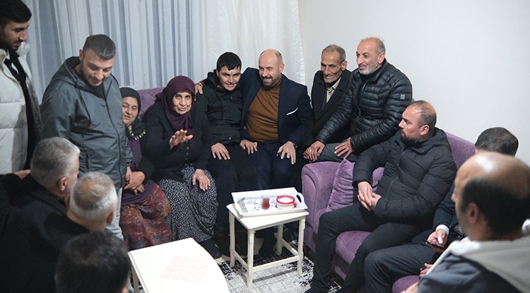 Başkan Togar evi yanan aileye el uzattı