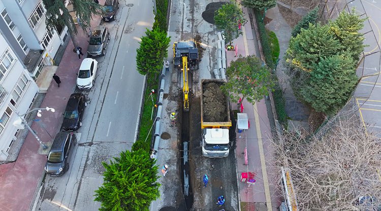 O bulvarda kanalizasyon hattı yenileniyor