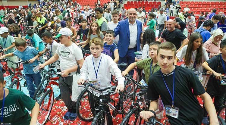 Canik'te Camiler Çocuklarla, Çocuklar Hediyelerle Buluşuyor!