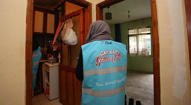 Canik'ten ihtiyaç sahiplerine 'Çat Kapı'