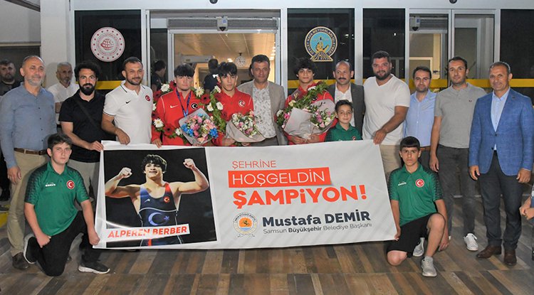 Dünya şampiyonu güreşçi çiçeklerle karşılandı