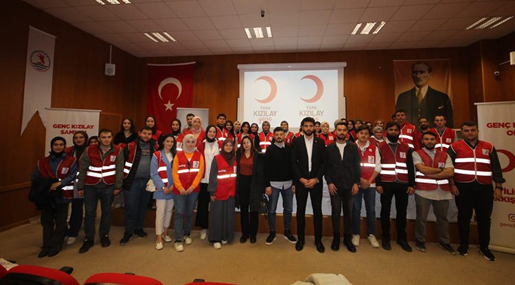Gazeteci Taha Hüseyin Karagöz Kızılay gönüllüleriyle buluştu