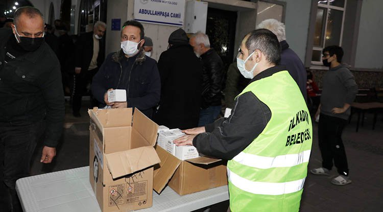 İlkadım'dan 13 noktada 6 bin kandil simidi