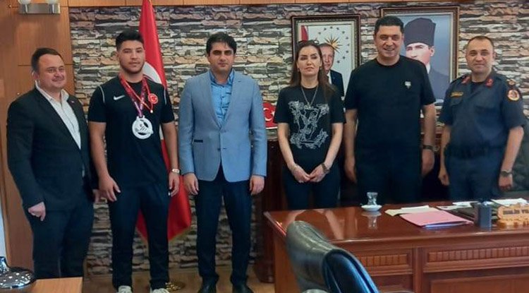 Kaymakam Halid Yıldız'dan şampiyona ödül