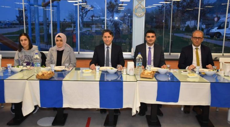 Kaymakam ve başkan öğrencilerle iftar açtı