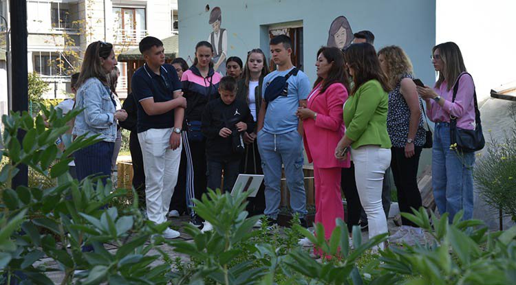 Makedonyalı öğrencilerden Ata Tohum'a ziyaret