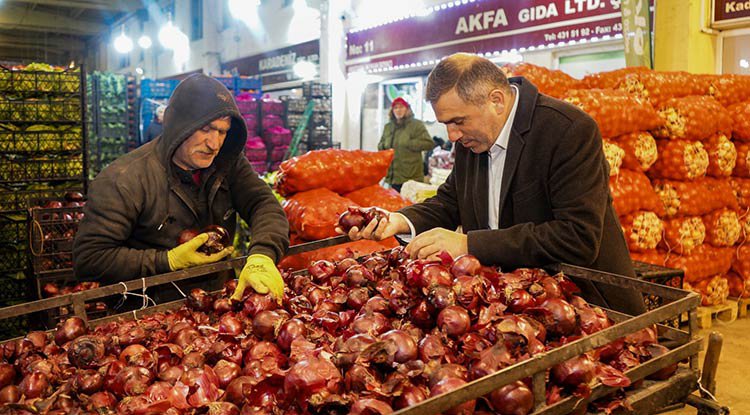 MHP'li Mucur hal esnafıyla buluştu