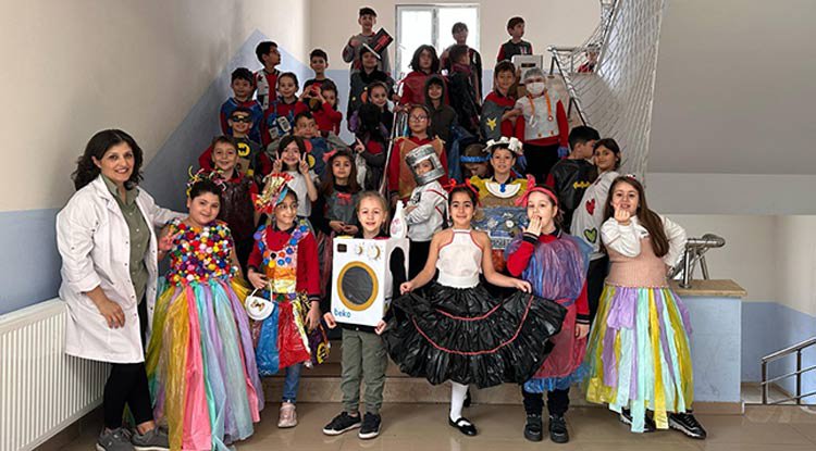 Minik öğrencilerin geri dönüşüm defilesi büyüledi