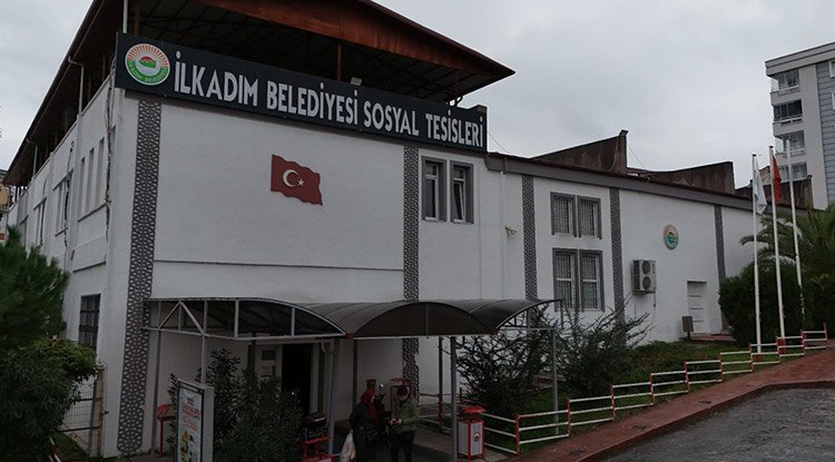 Bu salon o çiftlere ücretsiz