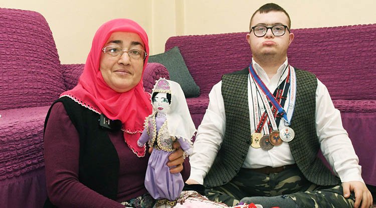 Oğlu için verdiği mücadele ile yılın annesi seçildi