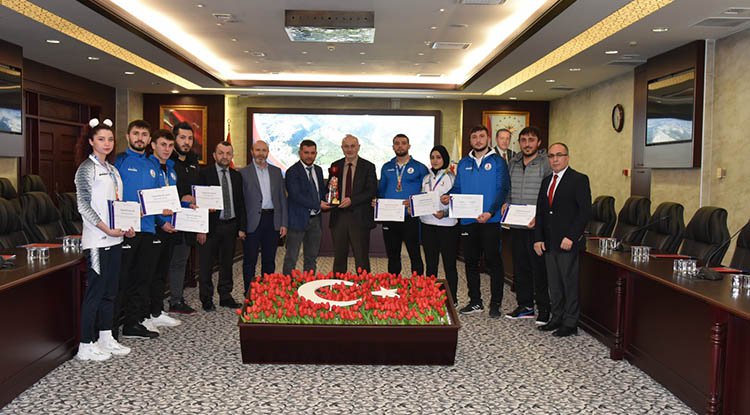 Rektör Ünal, başarılı sporcuları ağırladı