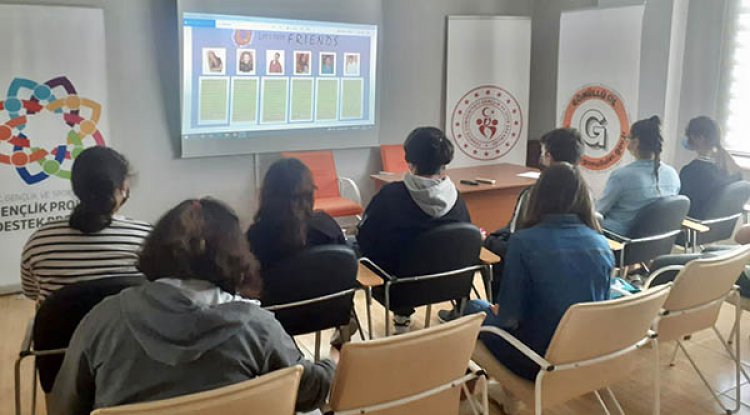 Salıpazarı'nda gençler yabancı dil öğreniyor