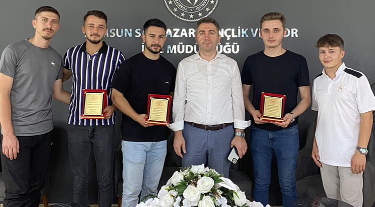 Salıpazarı'nda gönüllü gençlere onur plaketi