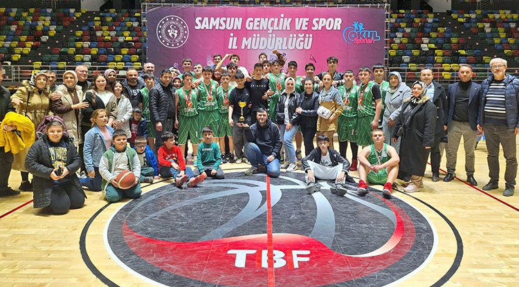Şampiyonluk kupasını Çarşamba Belediyespor kaldırdı