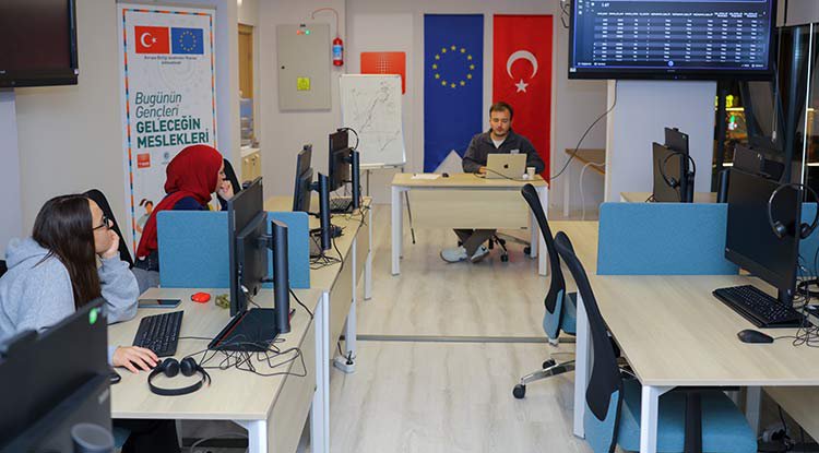 Samsun'da Gençler PETEK'le Gelişiyor