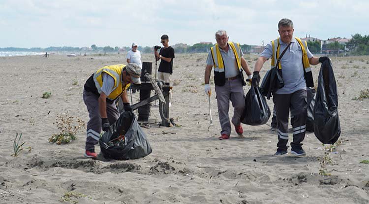 Samsun'da sahilden 2.5 ton atık çıktı