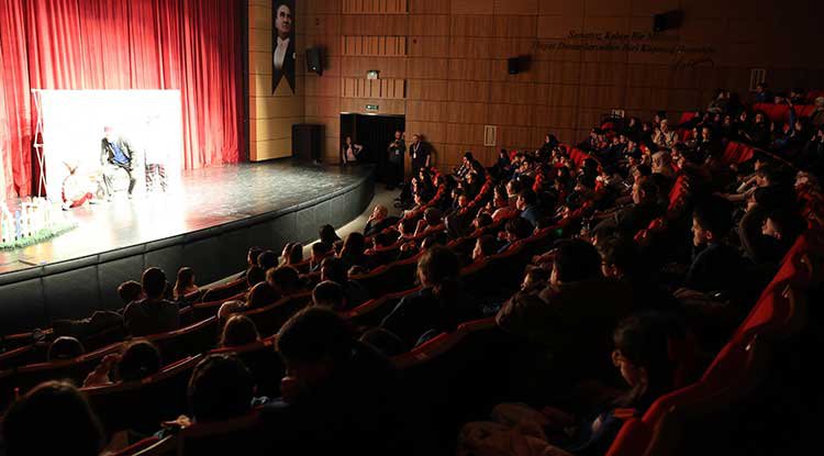 Samsun'da 8. Uluslararası Tiyatro Festivali Başladı