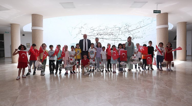 Sandıkçı’yı ziyaret eden öğrenci mutluluktan ağladı