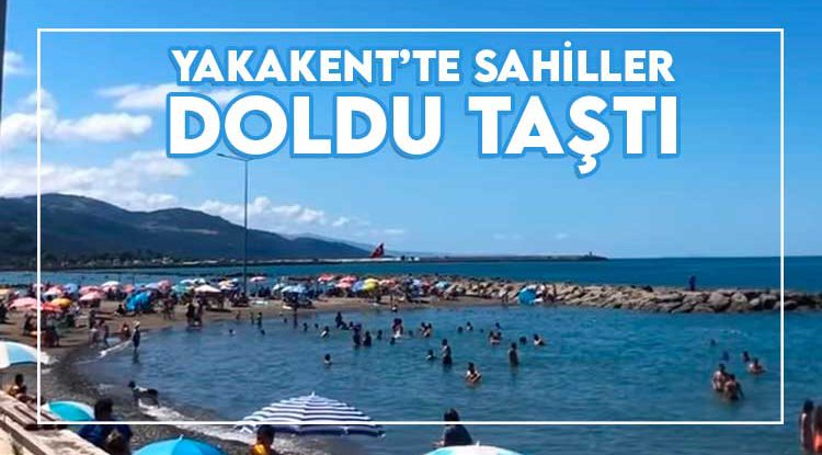 Yakakent'te sıcaktan kaçanlar sahilleri doldurdu