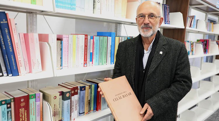 30 yıllık arşivini kütüphaneye bağışladı
