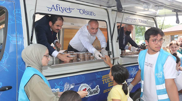 Yılmaz ve Sandıkçı'dan öğrencilere aşure